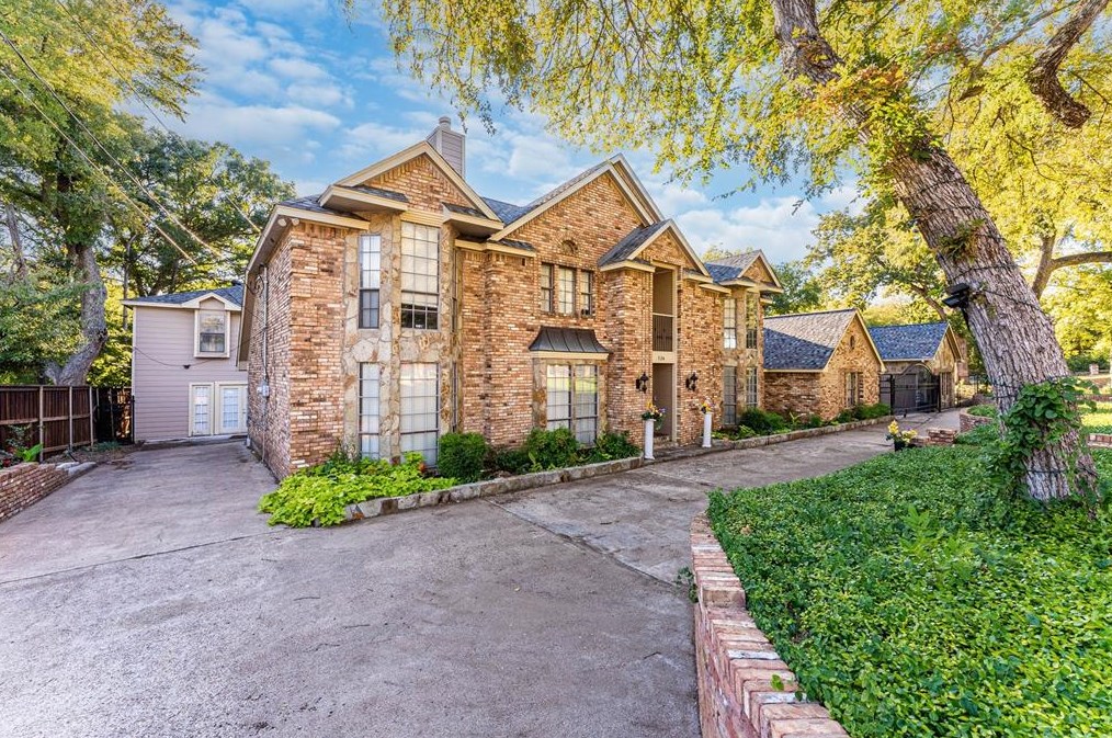 924 Red Oak Creek Dr, Oak Leaf, TX 75154