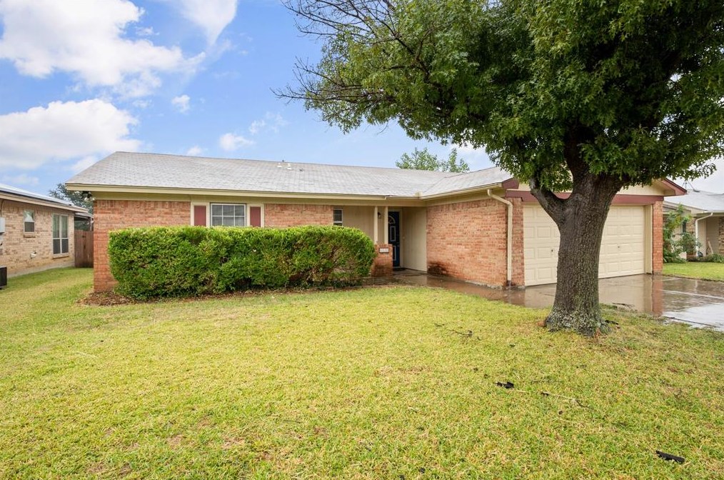 6436 Ridglea Dr, Fort Worth, TX 76148