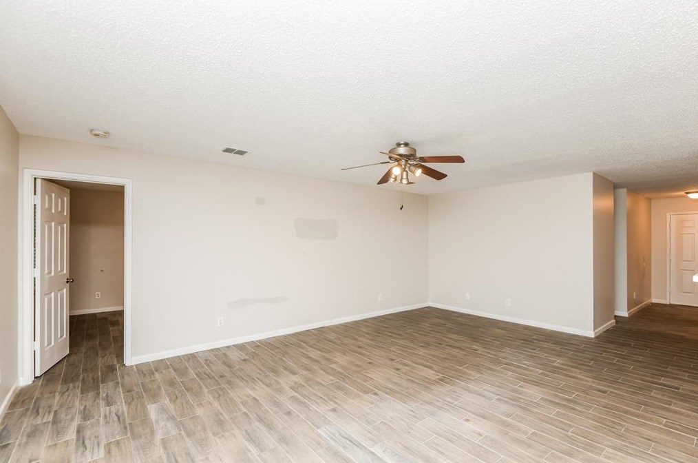 201 Phlox Ln, Burleson, TX 76028