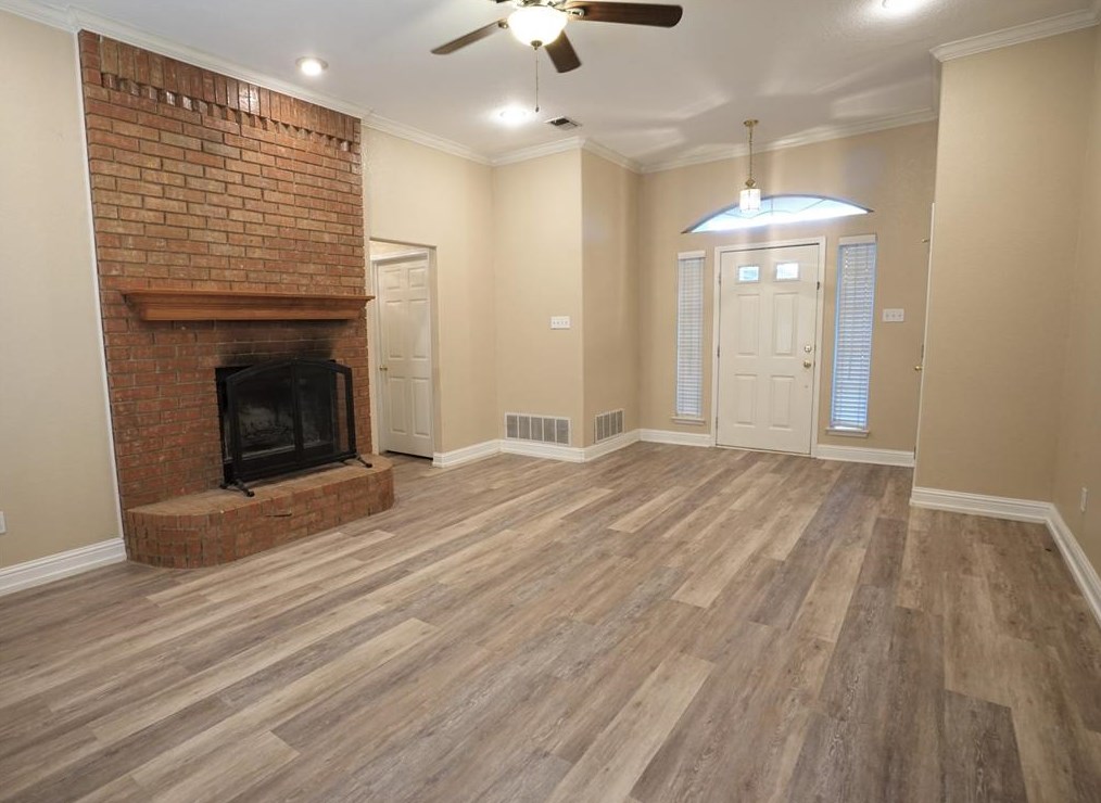 1121 Highcrest Dr, Burleson, TX 76028