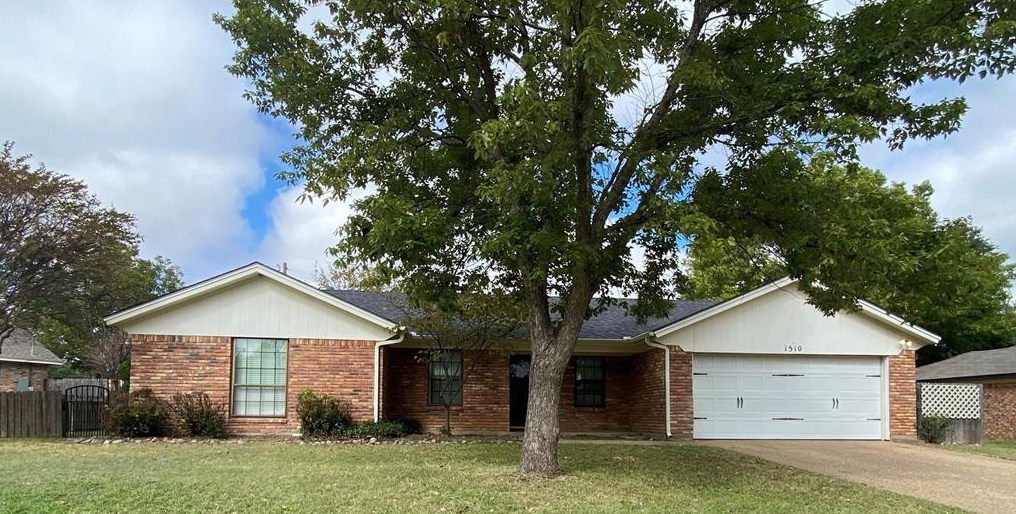 1510 Surry Place Dr, Cleburne, TX 76033