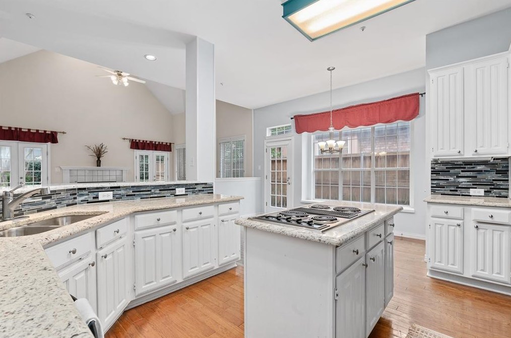 3781 Lakeway Ct, Addison TX 75001-7945 exterior