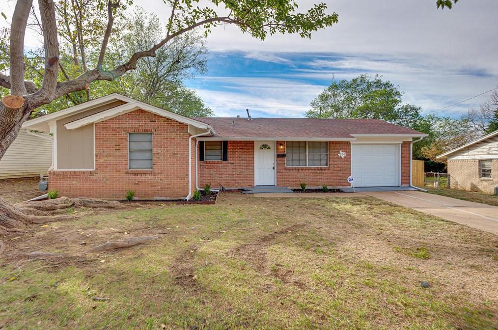 300 Westwood Dr, Euless, TX 76039