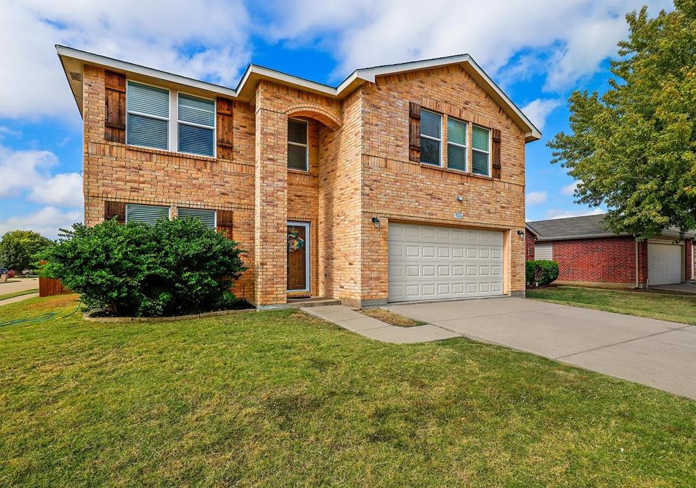 9216 Old Clydesdale Dr, Fort Worth, TX 76123