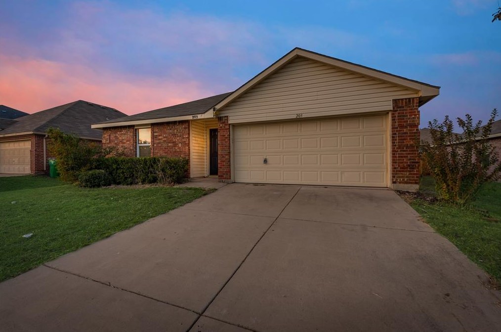 203 Maned Dr, Sanger, TX 76266