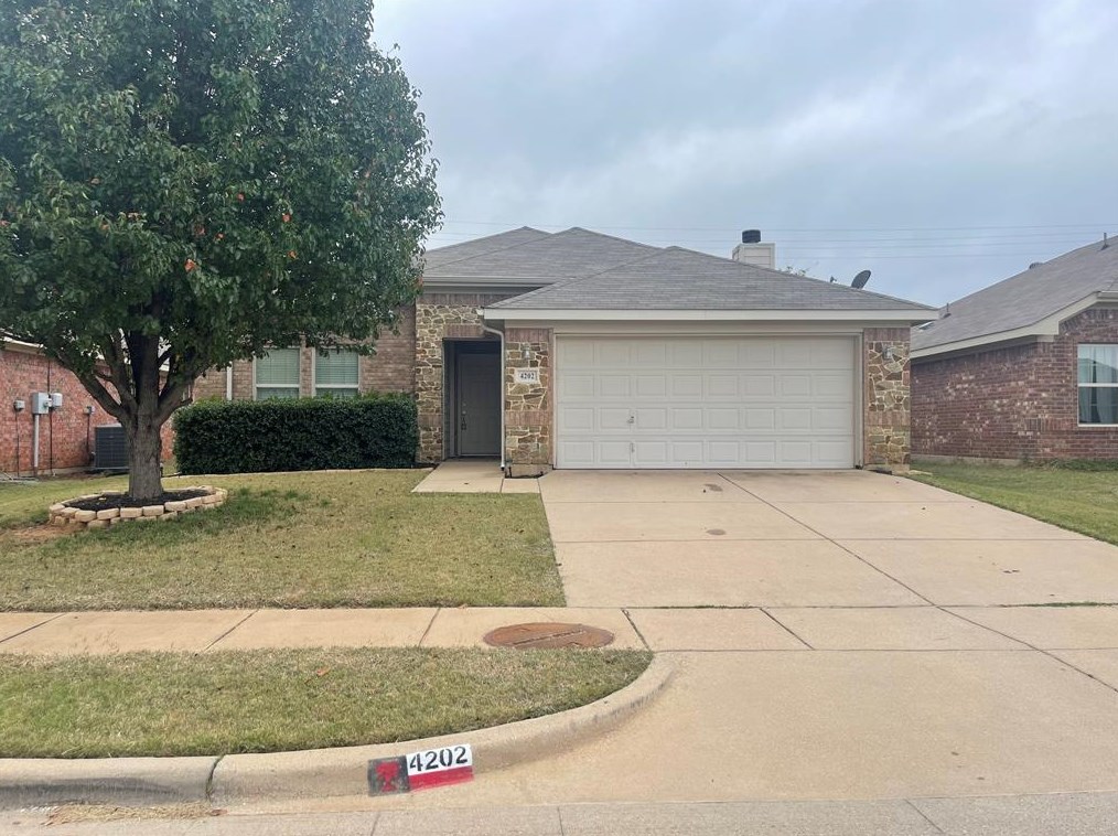 4202 Sapphire Ln, Granbury, TX 76049