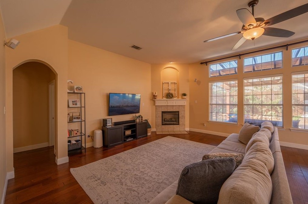 214 Crenshaw Dr, Midlothian, TX 76063