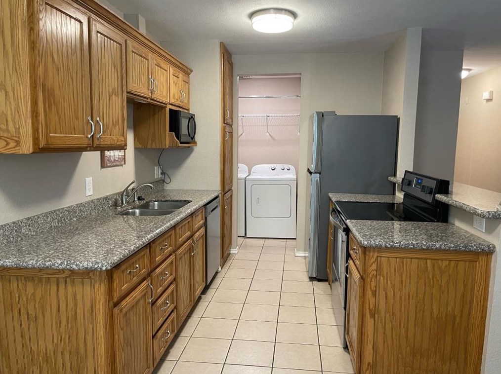 313 Pond St, Midlothian, TX 76063