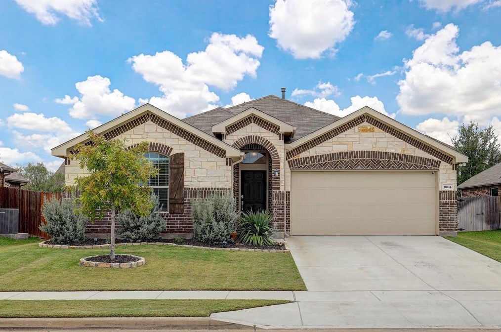 1004 Rising Moon Dr, Haslet, TX 76052-3379