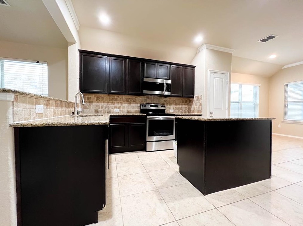 9109 Wayne St, Aubrey, TX 76227