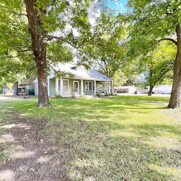 2157 Clarksville St, Paris, TX 75460-6245