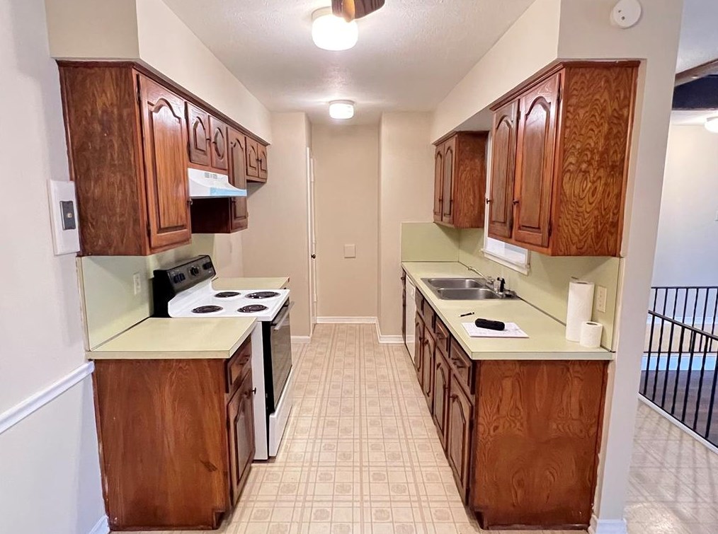 2744 Meadow Gate Ln, Dallas TX  75237-3212 exterior