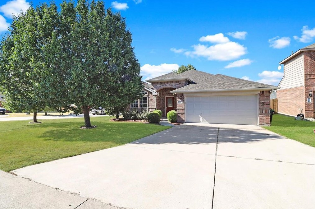 114 Cowpoke Ct, Newark, TX 76071