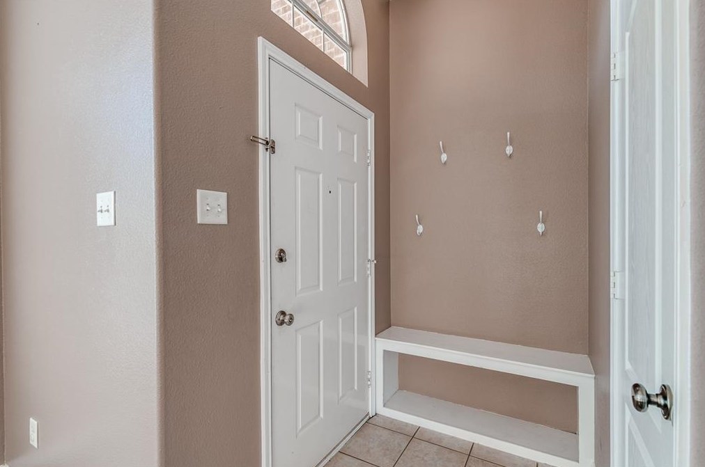 9141 Winding River Dr, Fort Worth, TX 76118