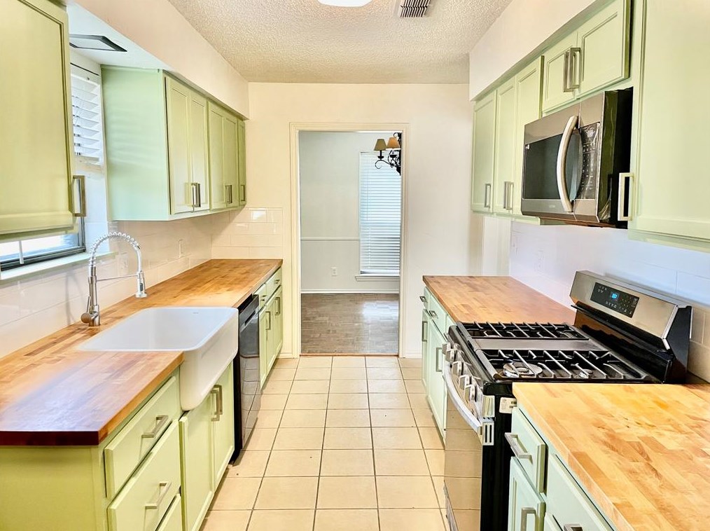 1011 Westgate Dr, Farmersville, TX 75442