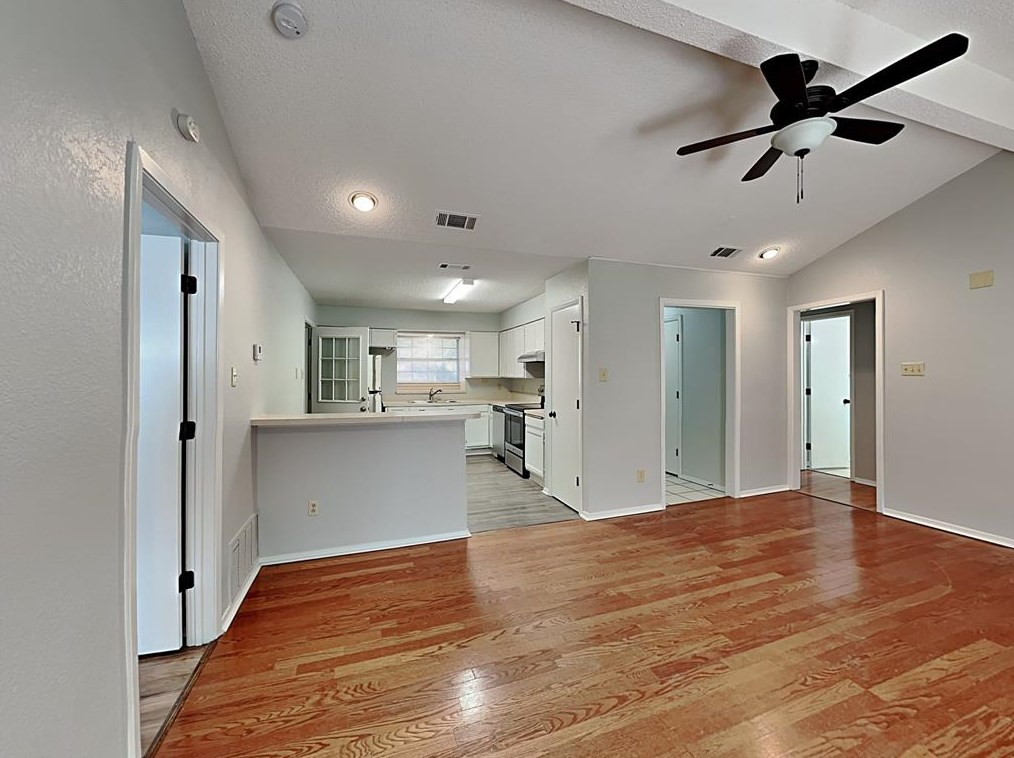 913 Vaughn Dr, Burleson, TX 76028