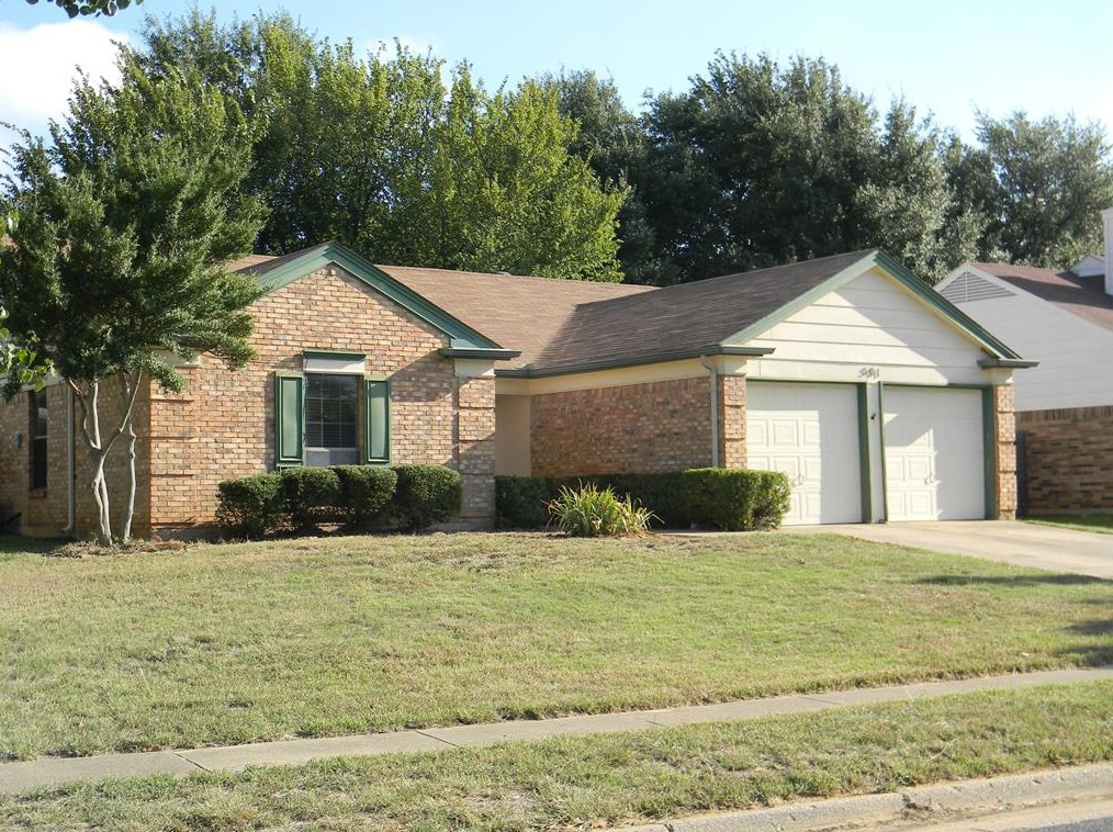 501 Harrington Ln, Euless, TX 76039
