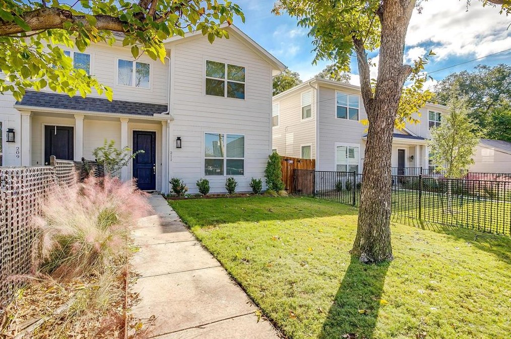211 Athenia Dr, Fort Worth, TX 76114