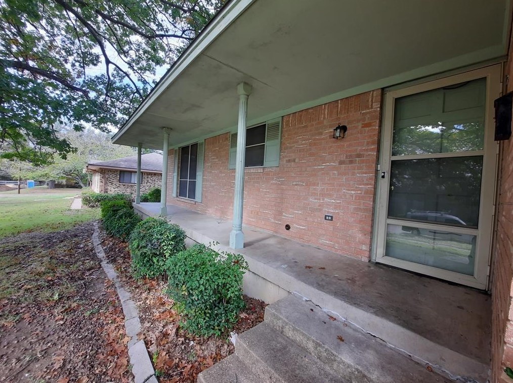 949 Dogwood Trl, Lancaster, TX 75146