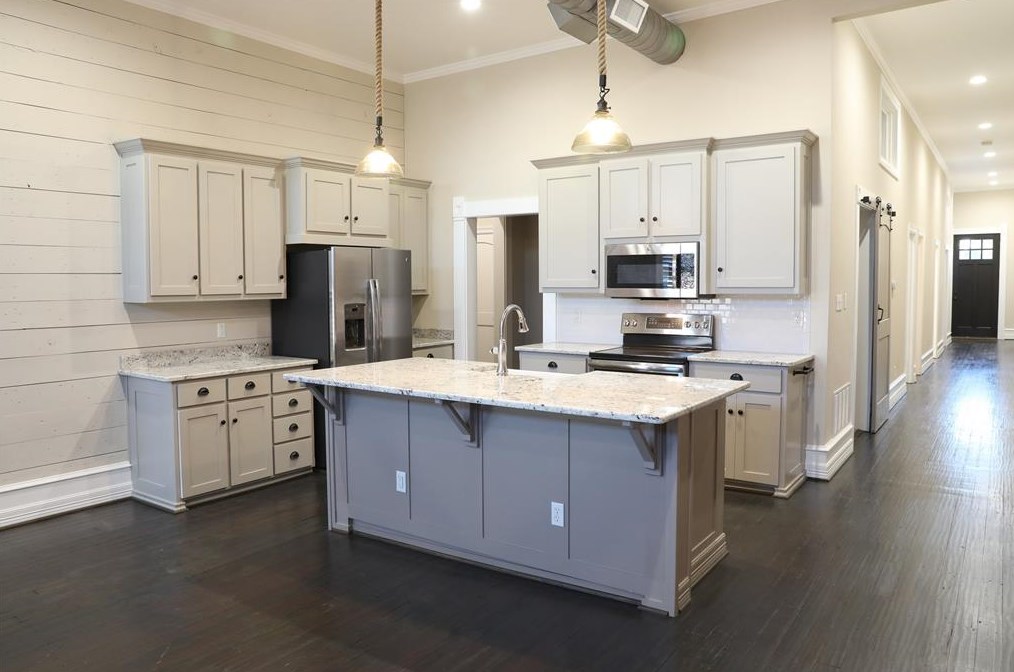 312 E California St, Whitesboro, TX 76240