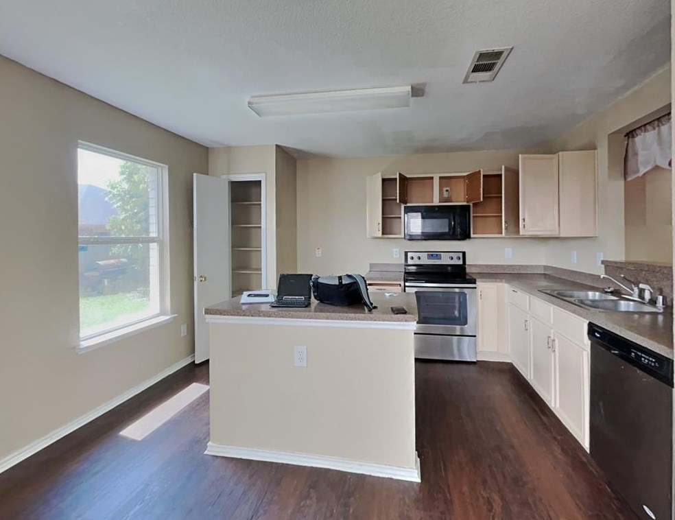 5448 Kleberg Dr, Grand Prairie, TX 75052