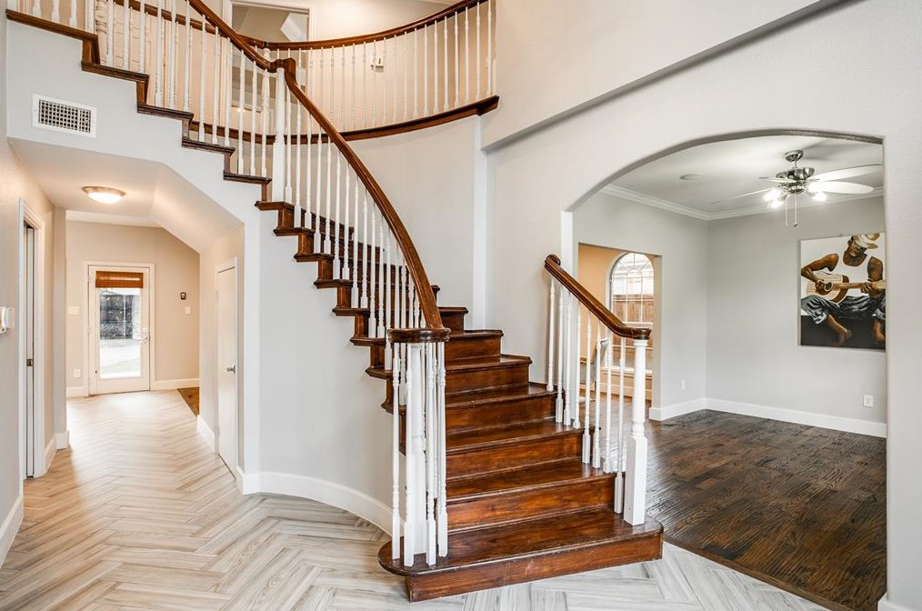 5121 Stoneleigh Ave, Dallas TX  75235-8330 exterior