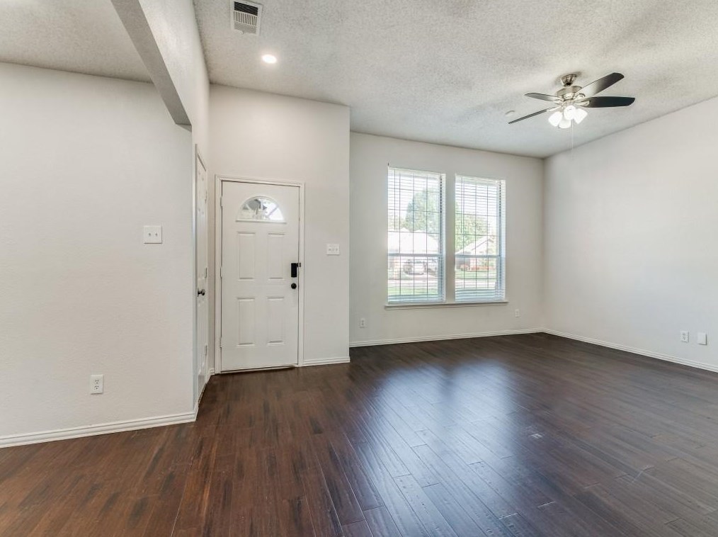 201 N Flaxseed Ln, Fort Worth, TX 76108