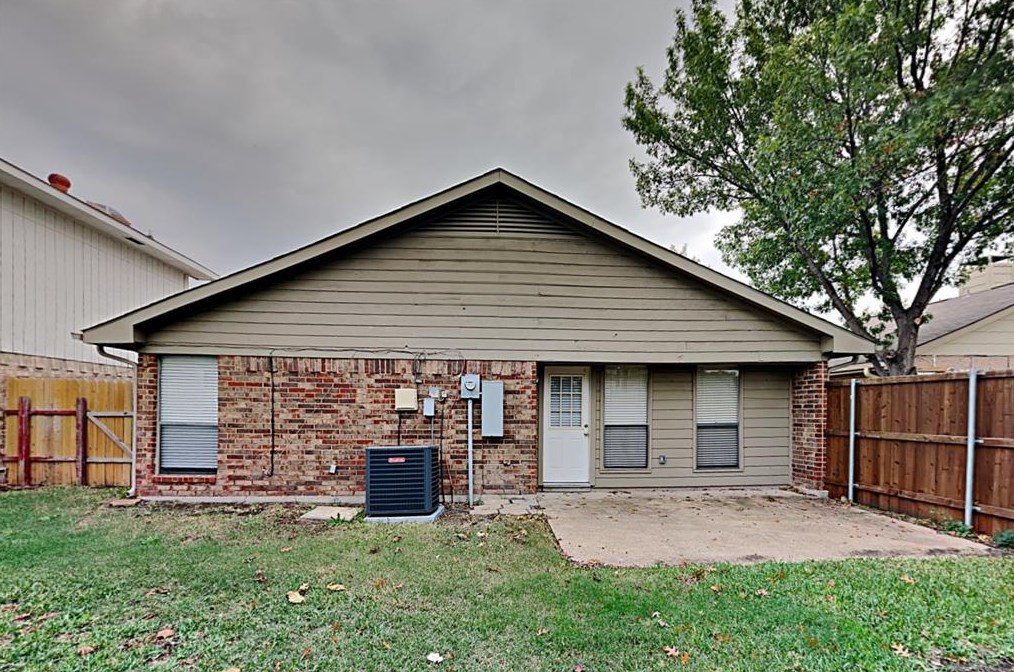 2013 Avignon Dr, Carrollton TX 75007-2452 exterior