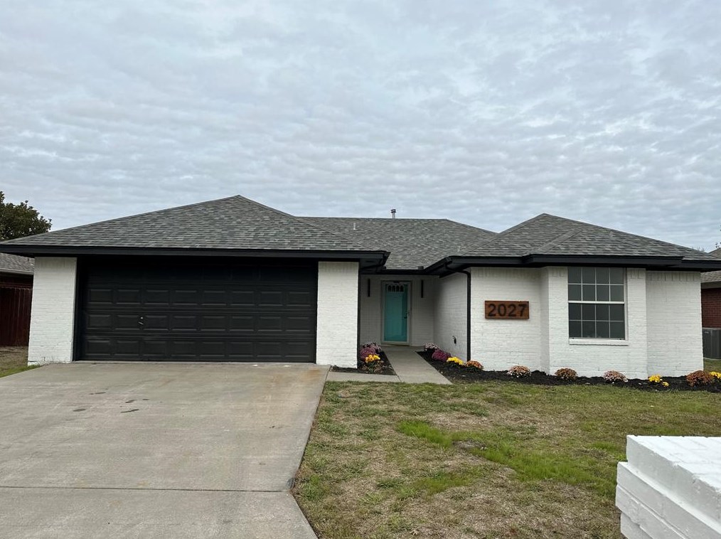2027 Benjamin Dr, Sanger, TX 76266-5002
