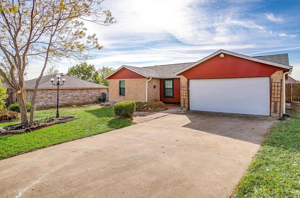 7025 Hanging Cliff Pl, Fort Worth, TX 76182