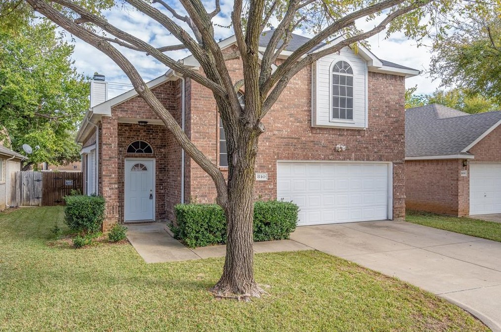 810 Palomino Dr, Euless, TX 76039