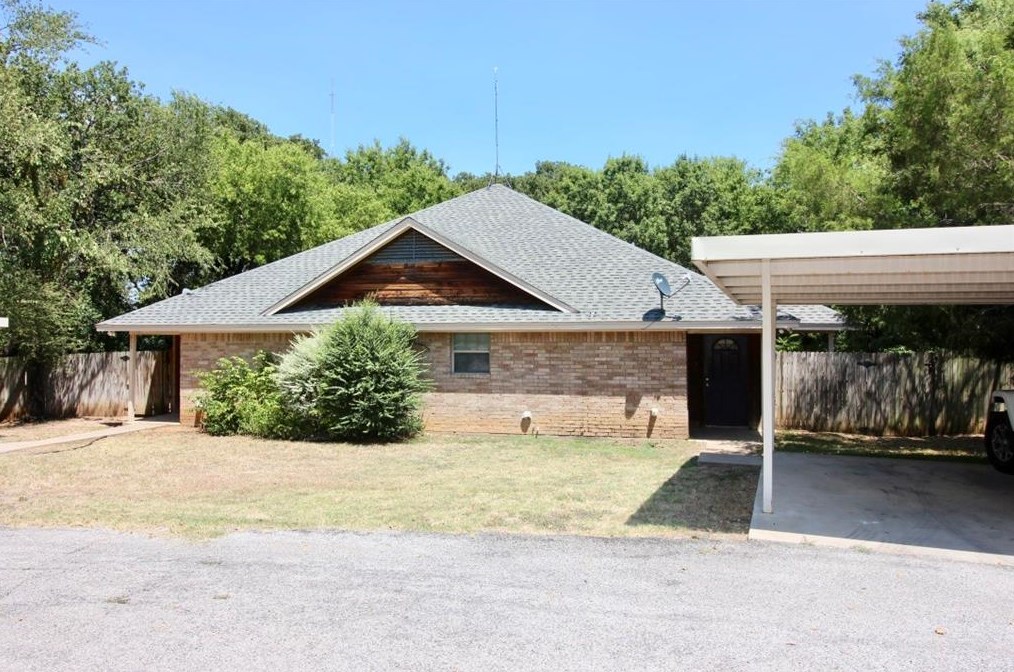 948 E 3rd St, Weatherford, TX 76086