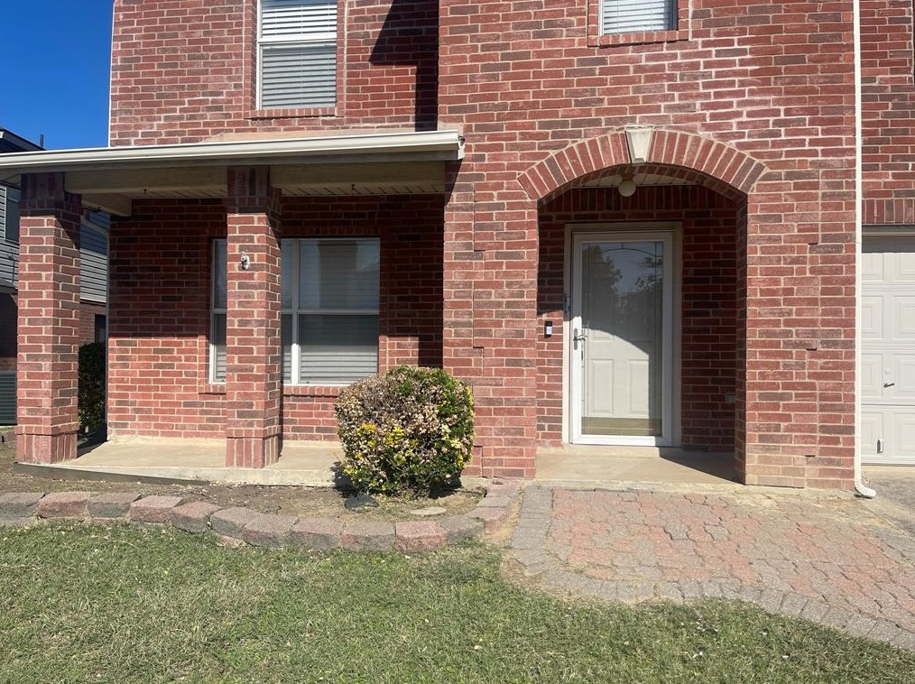 313 Willow Oak Dr, Fort Worth, TX 76112