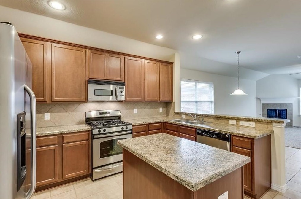 2417 Castle Creek Dr, Oak Point, TX 75068