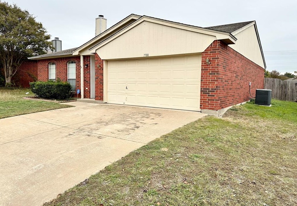 7708 Liz Ln, Fort Worth, TX 76148