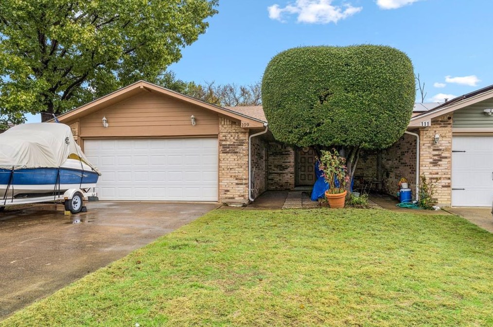109 E Ash Ln, Euless, TX 76039