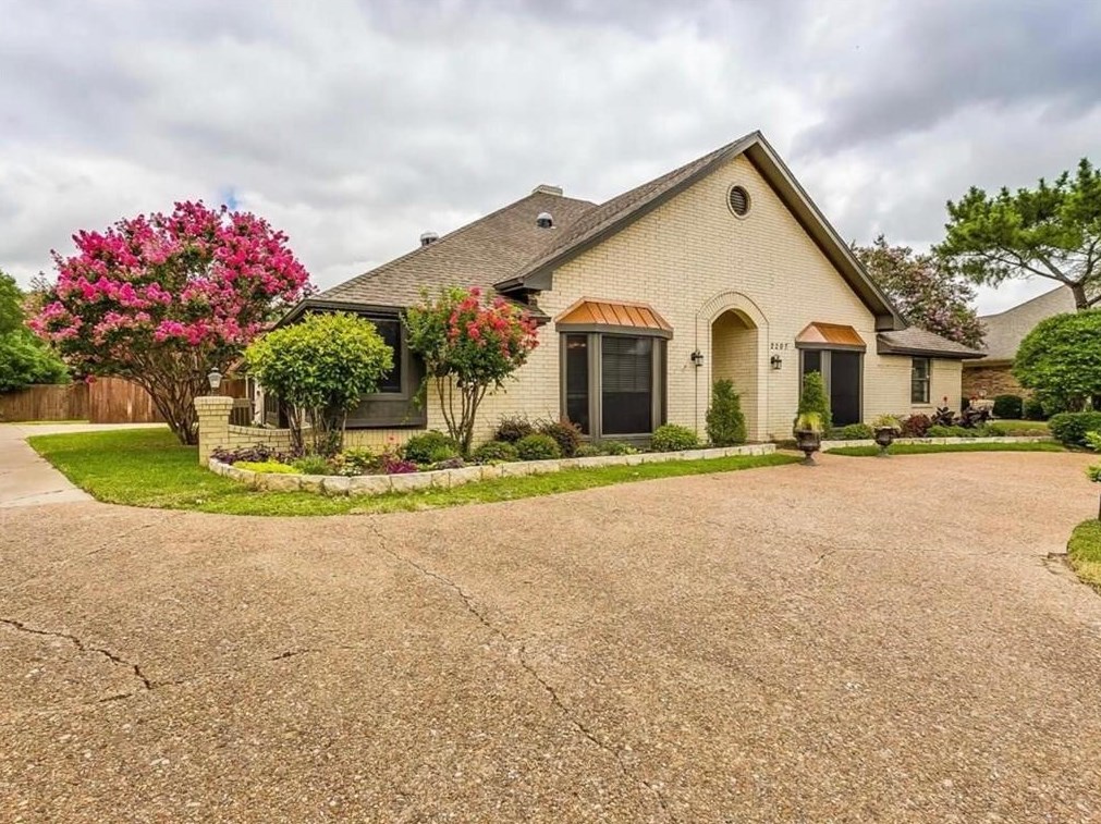 2207 Creekview, Carrollton, TX 75006