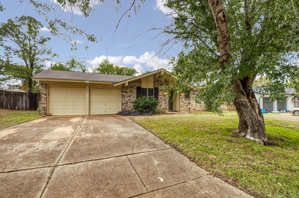 209 Town Creek Dr, Euless, TX 76039