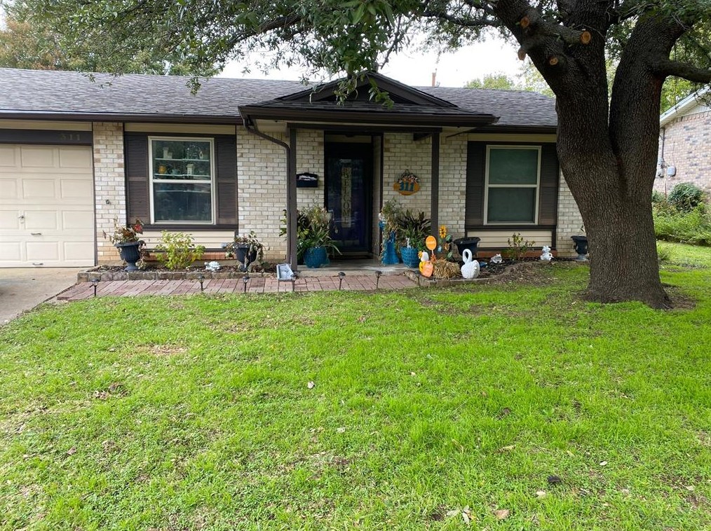 311 Town Creek Dr, Euless, TX 76039