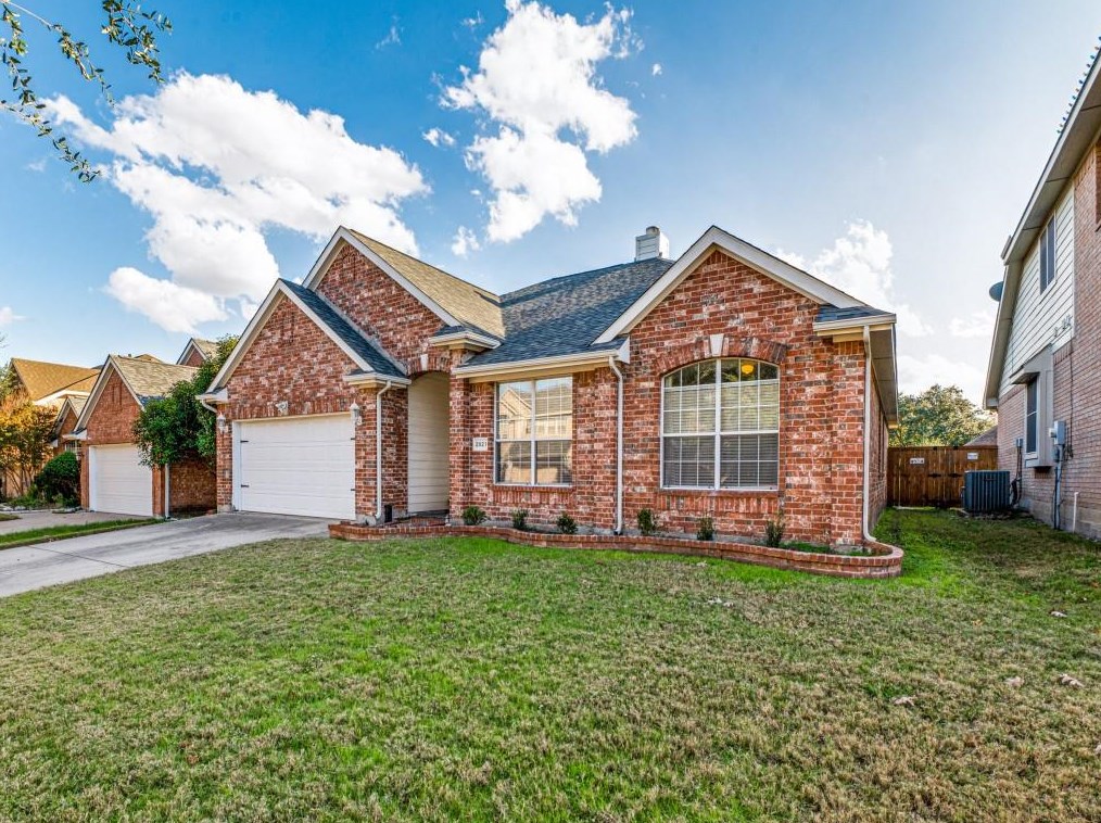 2821 Birmingham Dr, Grand Prairie, TX 75052