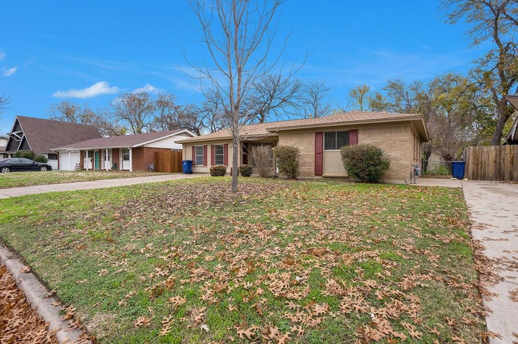 307 Se Robert St, Burleson, TX 76028