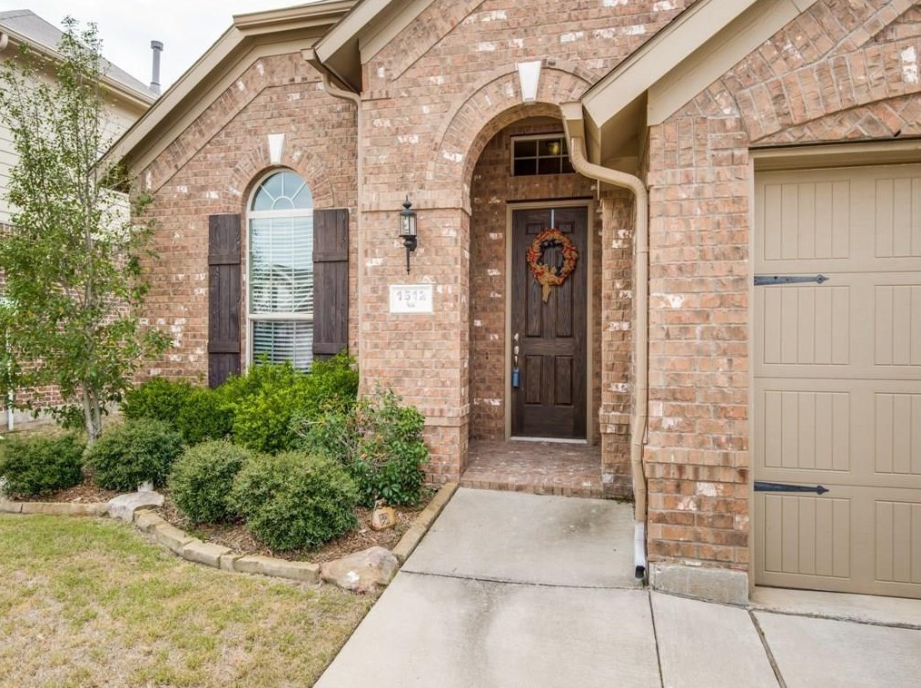 1512 Nightingale Dr, Aubrey, TX 76227