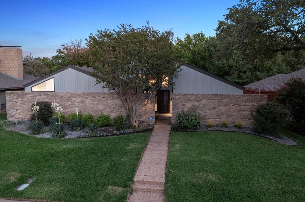 7126 Winedale Dr, Dallas TX  75231-9423 exterior