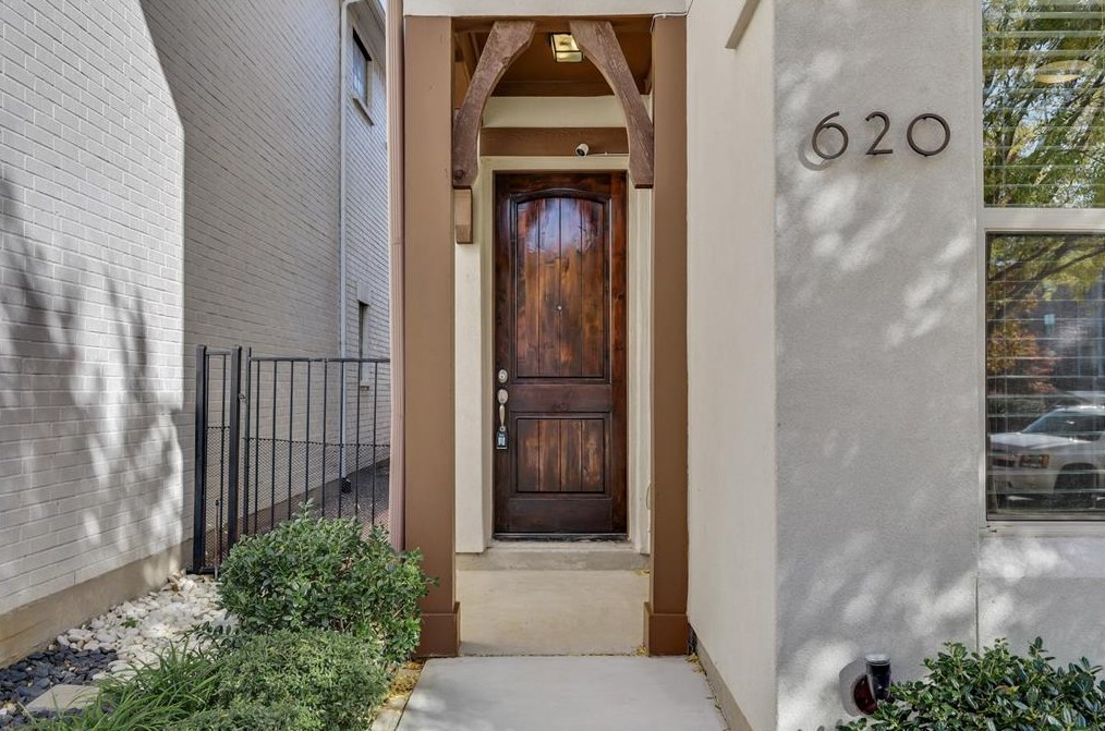 620 Surrey Ln, Lewisville, TX 75022