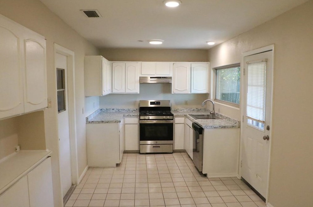 3325 Lariat Ln, Garland, TX 75042