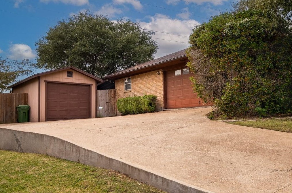 4700 Hillside Dr, Arlington TX  76013-4106 exterior