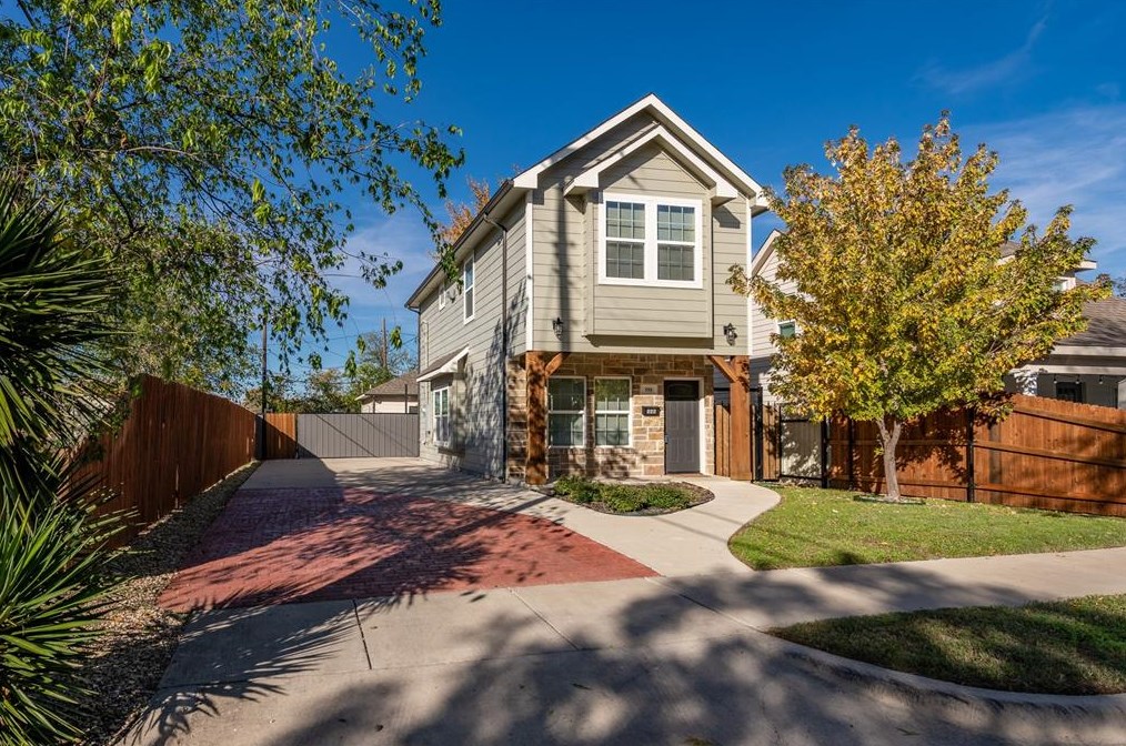 550 W Beddell St, Fort Worth, TX 76115