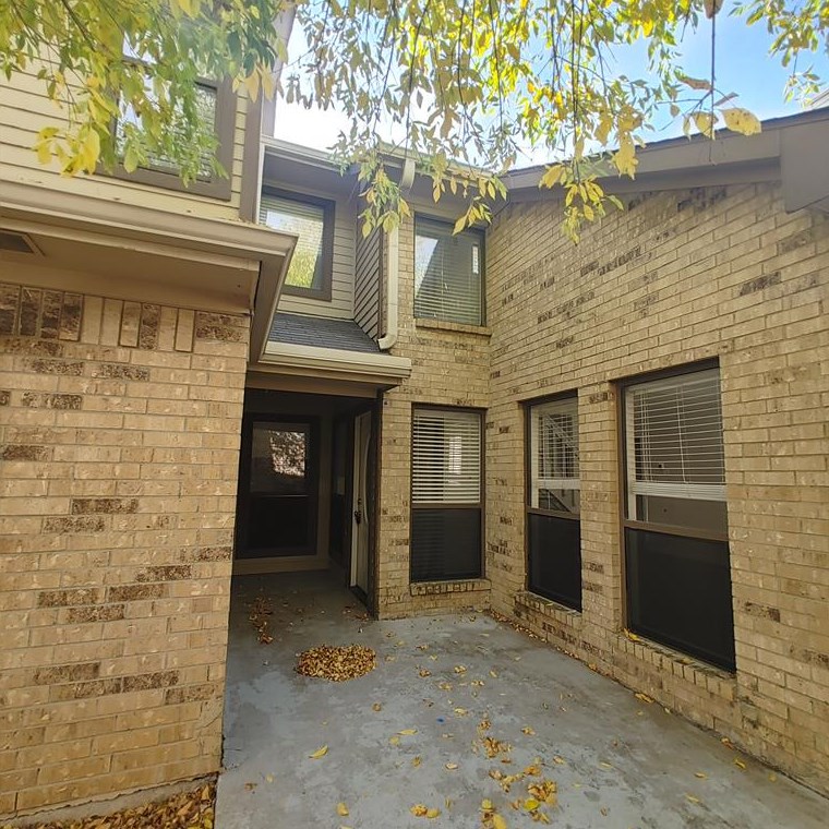 3811 Clover Hill Ln, Carrollton, TX 75007
