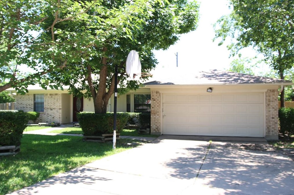 5714 Crestwood Cir E, Fort Worth, TX 76180