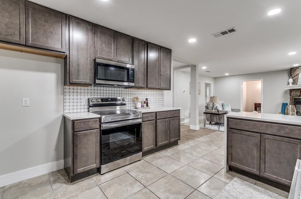 1213 Walker Dr, Hurst, TX 76053